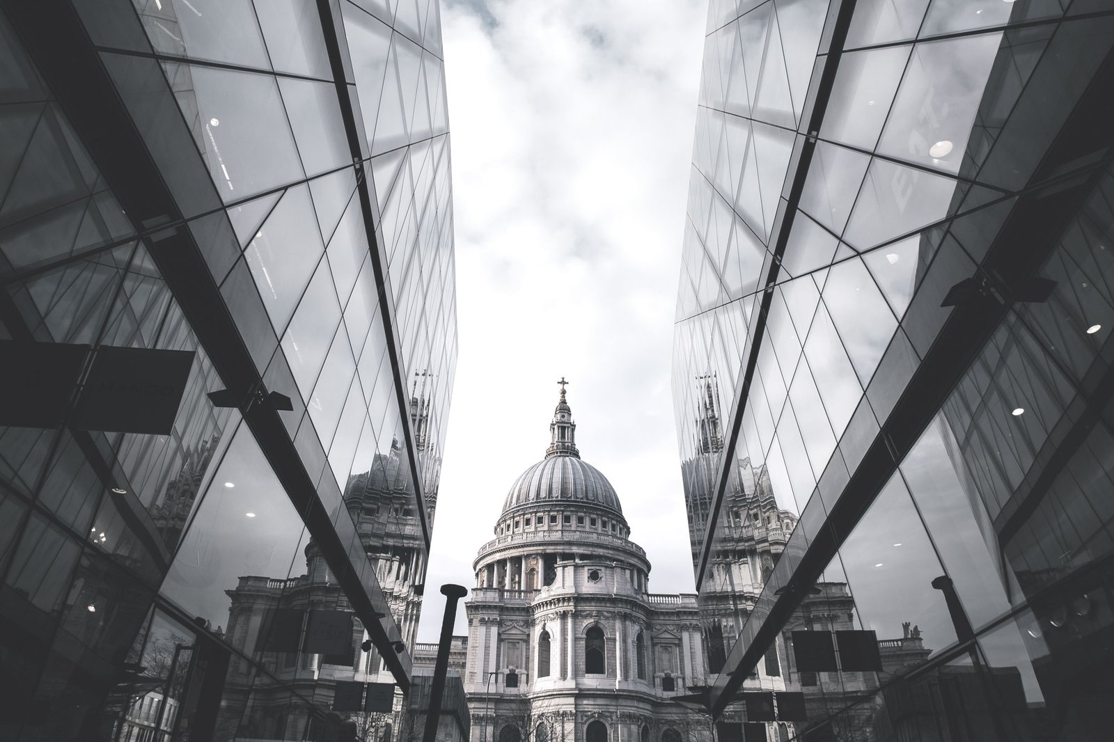 Top Lawyers & Advisors <br>In Dubai & London.